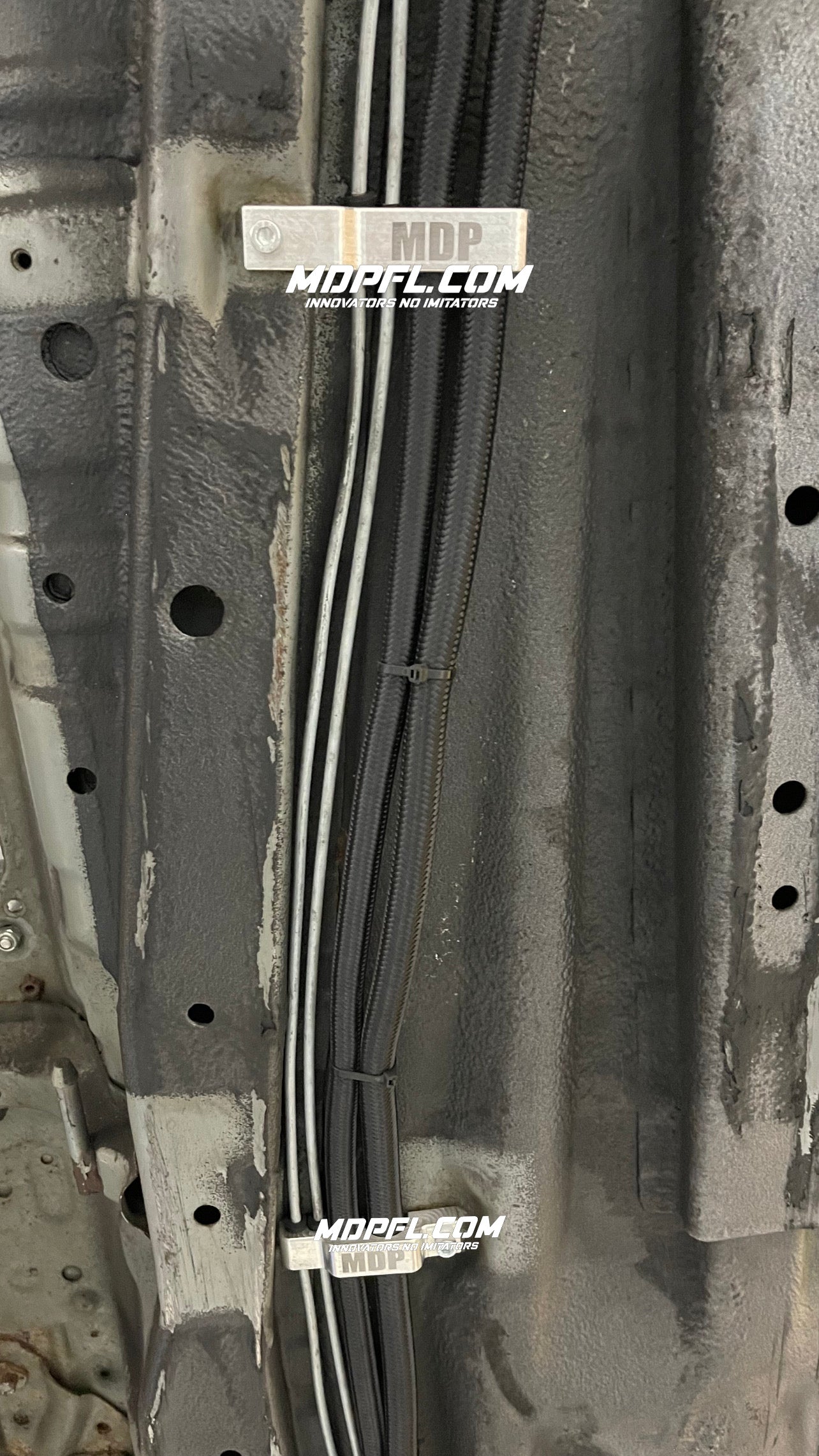 Soporte de línea de combustible y freno MDP
