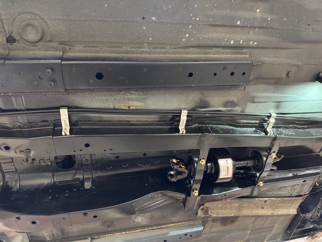 Soporte de línea de combustible y freno MDP